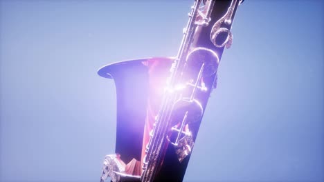 Saxofón-Tenor-Dorado-Sobre-Fondo-Azul-Con-Luz